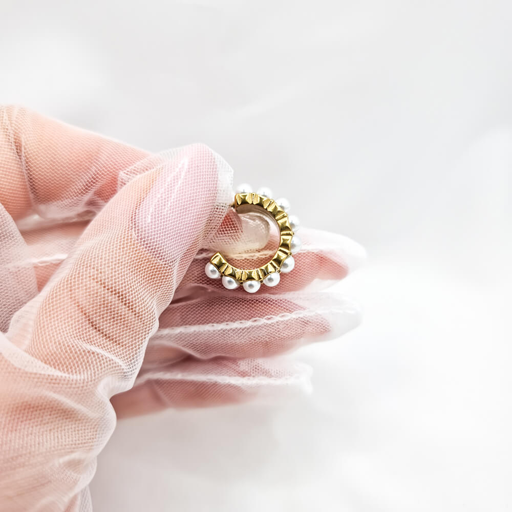 Creolen "Be pure", weiß, mit Perlen verziert, Edelstahl, 18K vergoldet