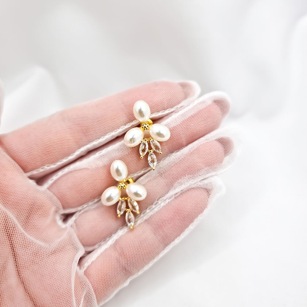 Ohrstecker „Be sublime“, weiß, verziert mit Zirkonia und Perlen, florales Muster, Braut