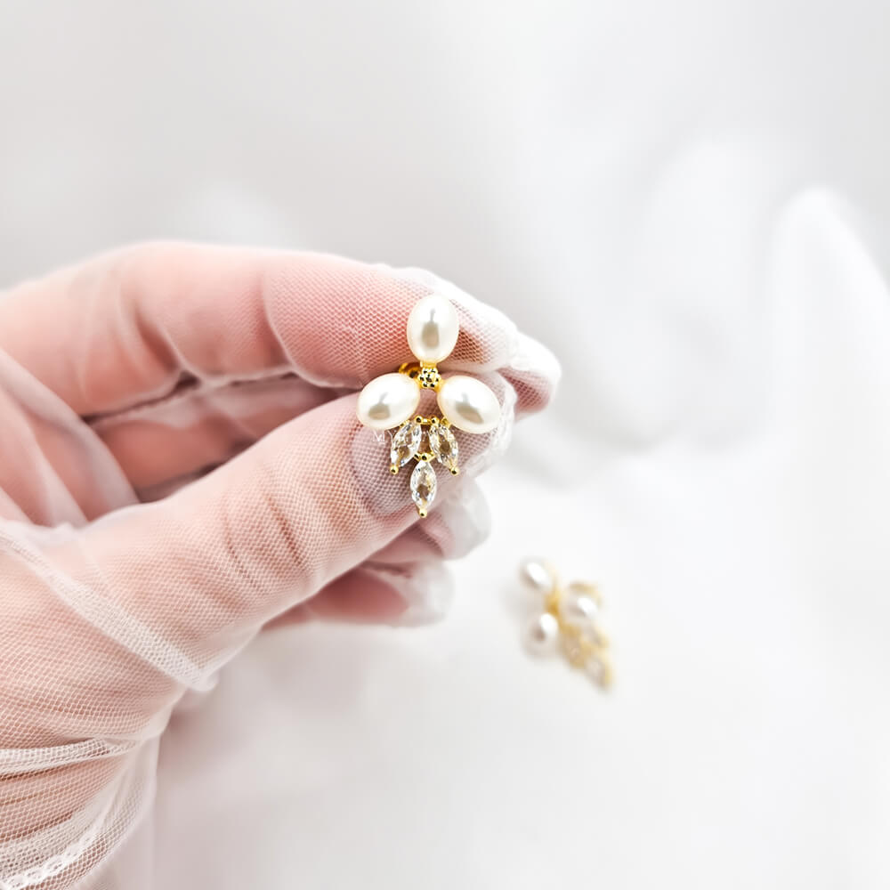 Ohrstecker „Be sublime“, weiß, verziert mit Zirkonia und Perlen, florales Muster, Braut
