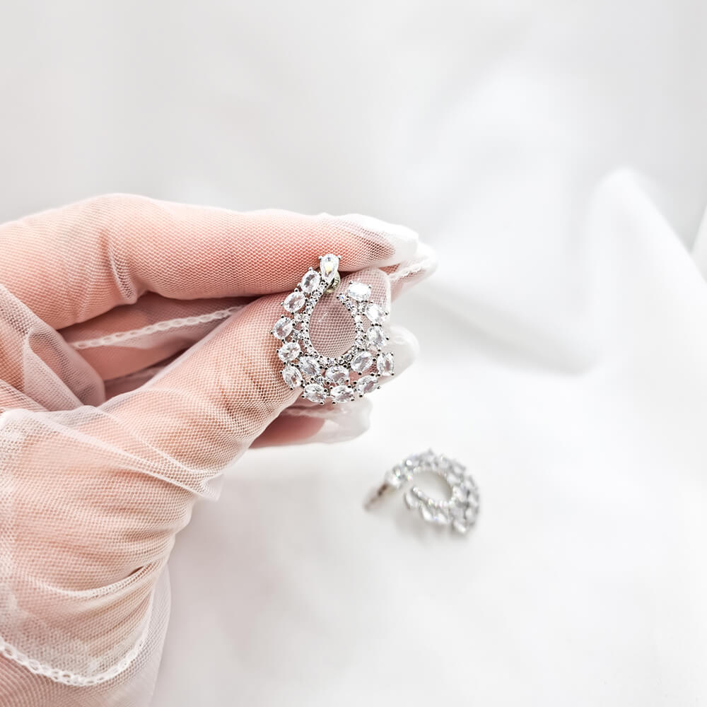Ohrstecker „Be luxury“, Silber, mit Zirkonia verziert, Spiralmuster, Braut