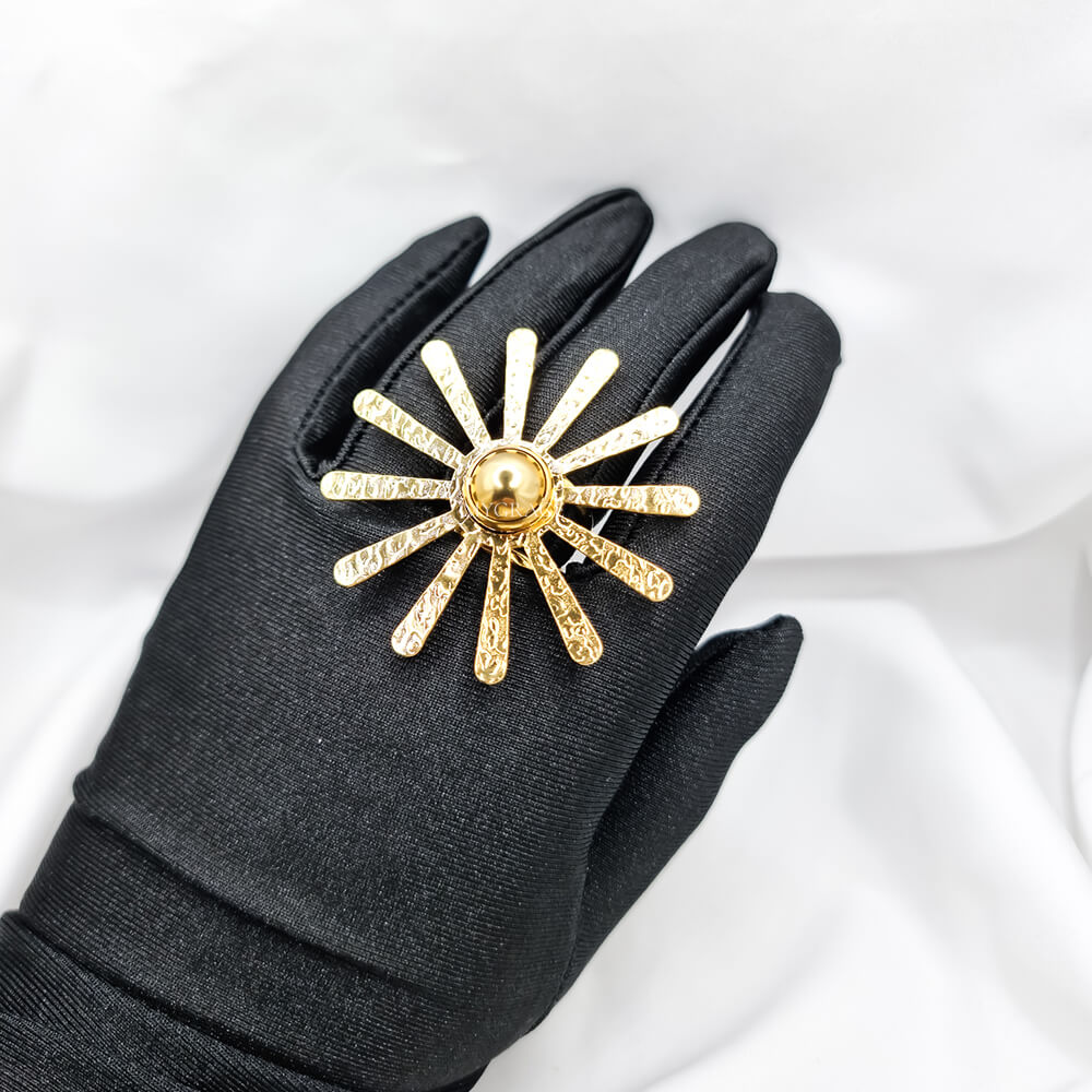 Edelstahlring „Be radiant“, goldfarben, Strahlenmuster, Oversize