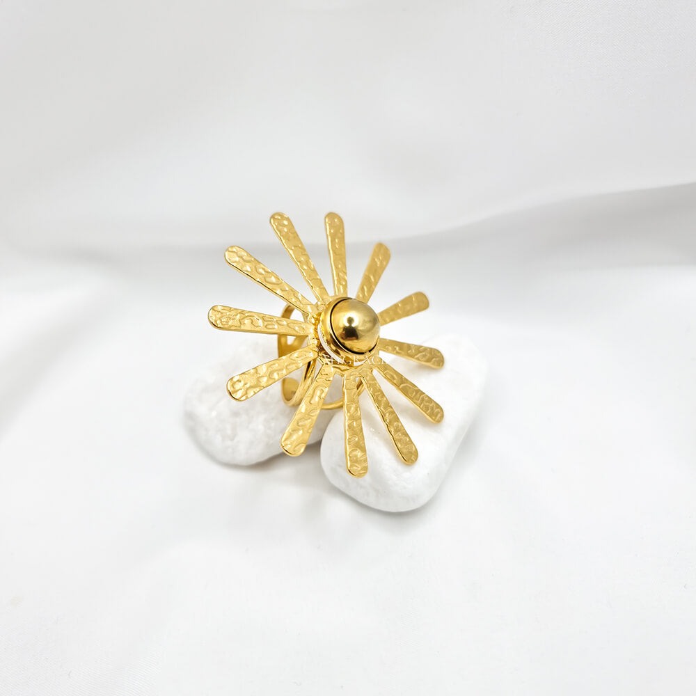 Edelstahlring „Be radiant“, goldfarben, Strahlenmuster, Oversize