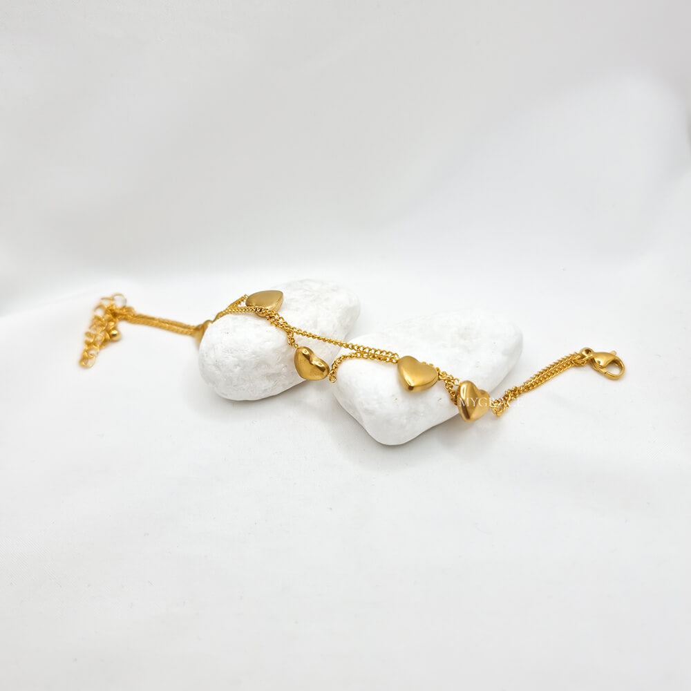 Armband aus Edelstahl „Be kind-hearted“, vergoldet, überlappendes Design, verziert mit kleinen Herzen, 18K vergoldet