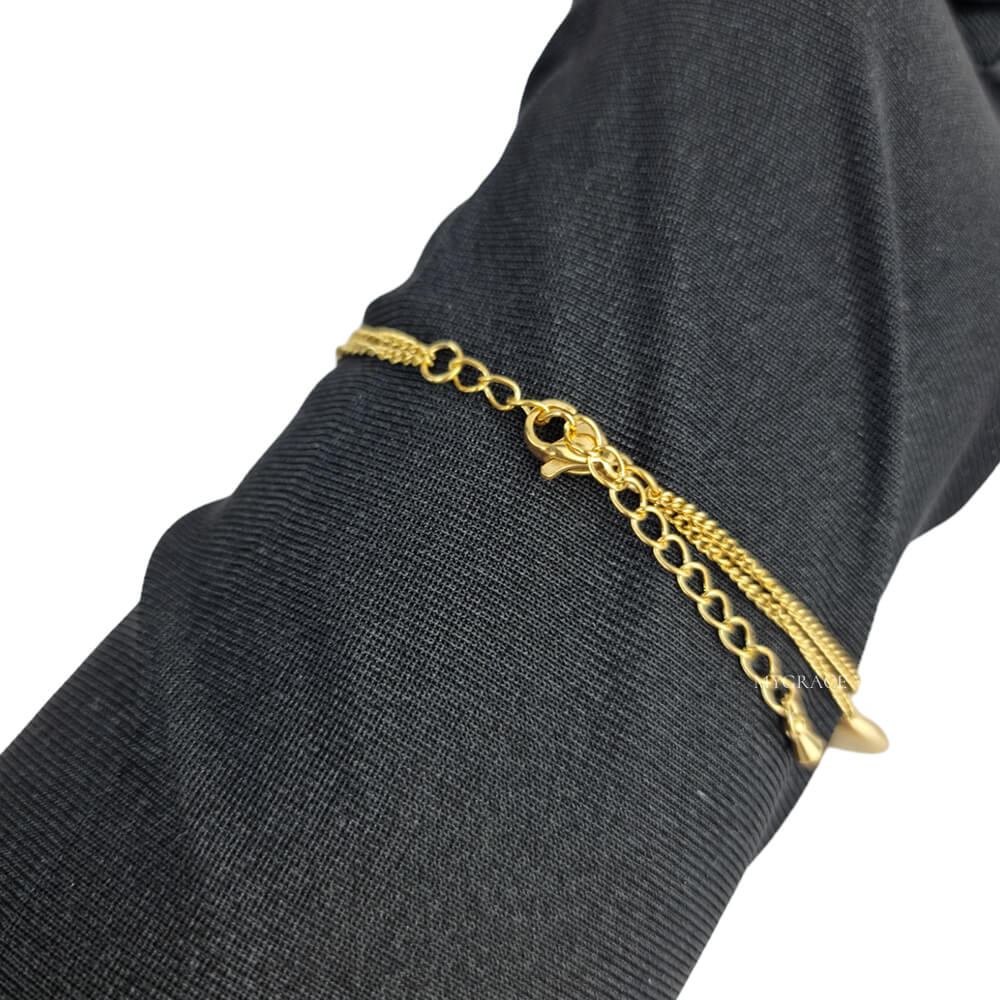 Armband aus Edelstahl „Be kind-hearted“, vergoldet, überlappendes Design, verziert mit kleinen Herzen, 18K vergoldet