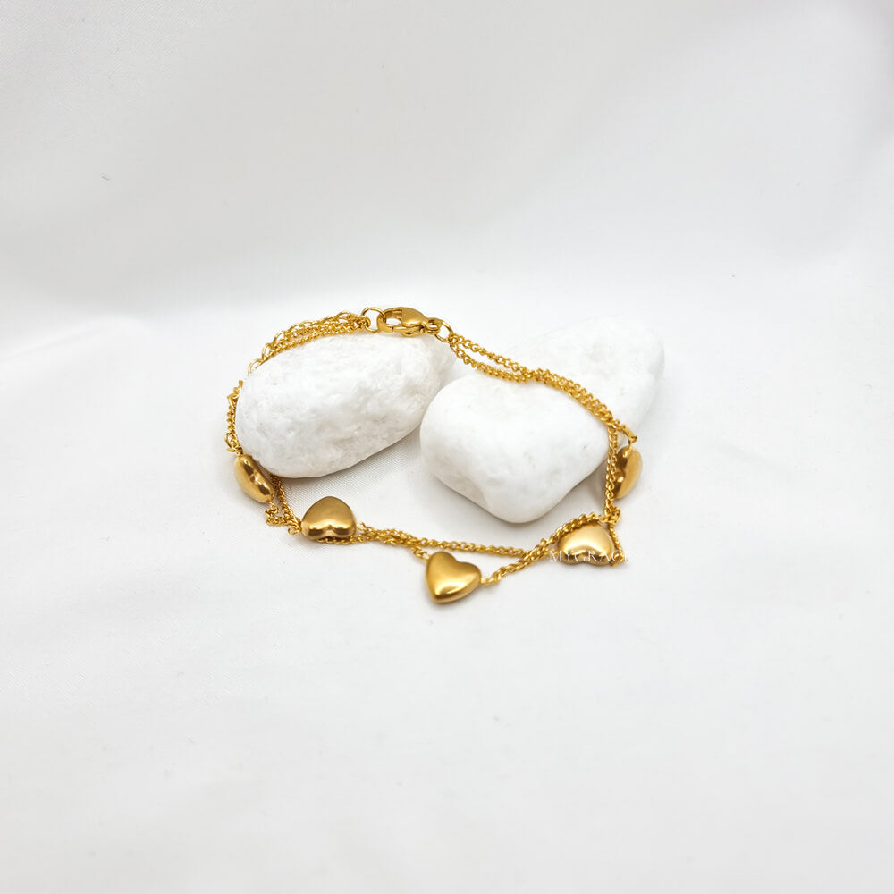 Armband aus Edelstahl „Be kind-hearted“, vergoldet, überlappendes Design, verziert mit kleinen Herzen, 18K vergoldet