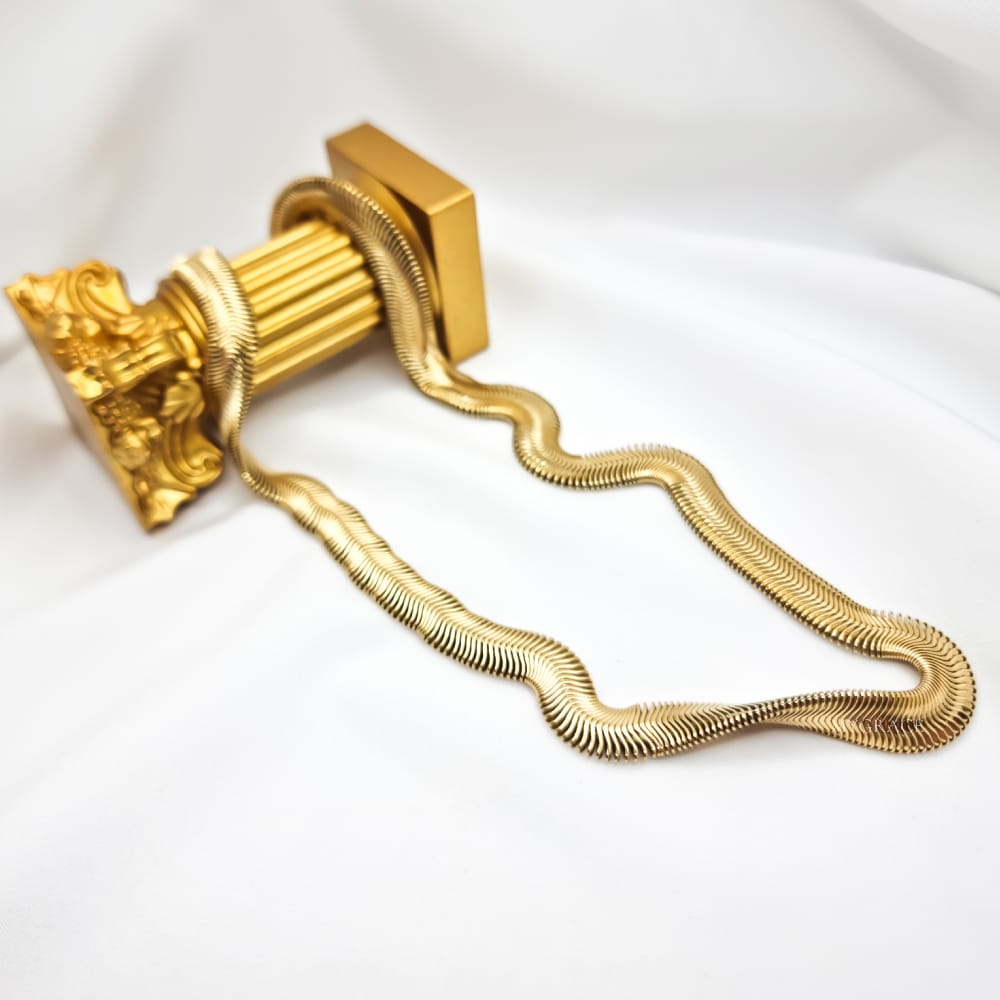 Halskette aus Edelstahl „Be iconic“, goldfarben, Schlangenkette, vergoldet, 0,8 cm