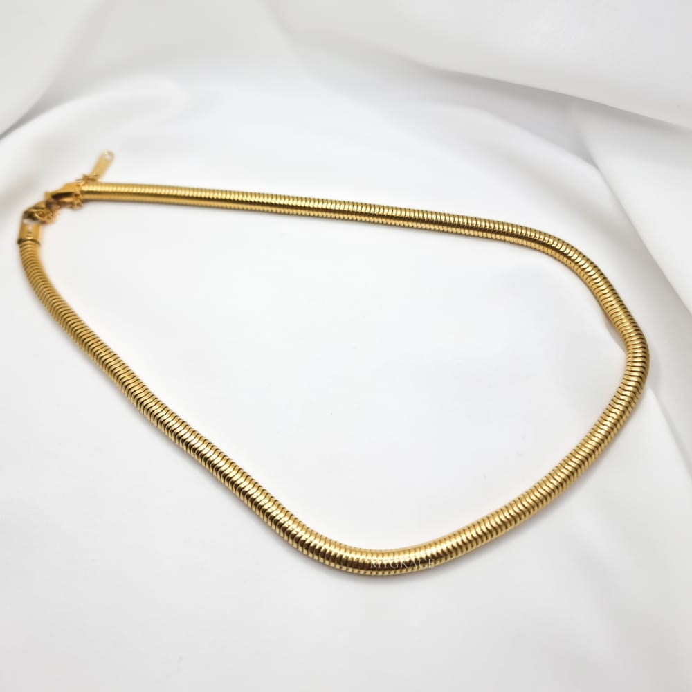 Halskette aus Edelstahl „Be bold“, goldfarben, geometrisches Schlangenkettendesign, vergoldet, 0,4 cm
