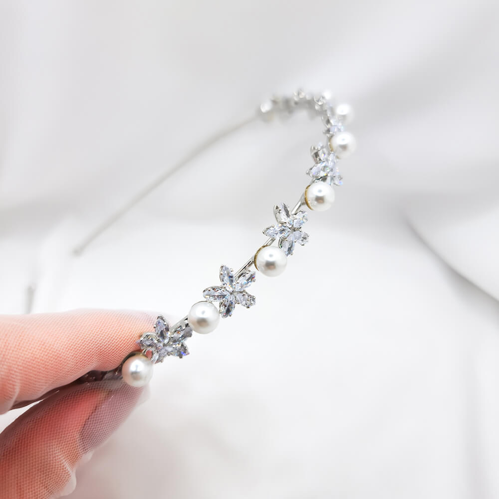 Brauthaarschmuck „Be splendid“, verziert mit Steinchen und Perlen, als Krönchen/Diadem, Blumenmuster