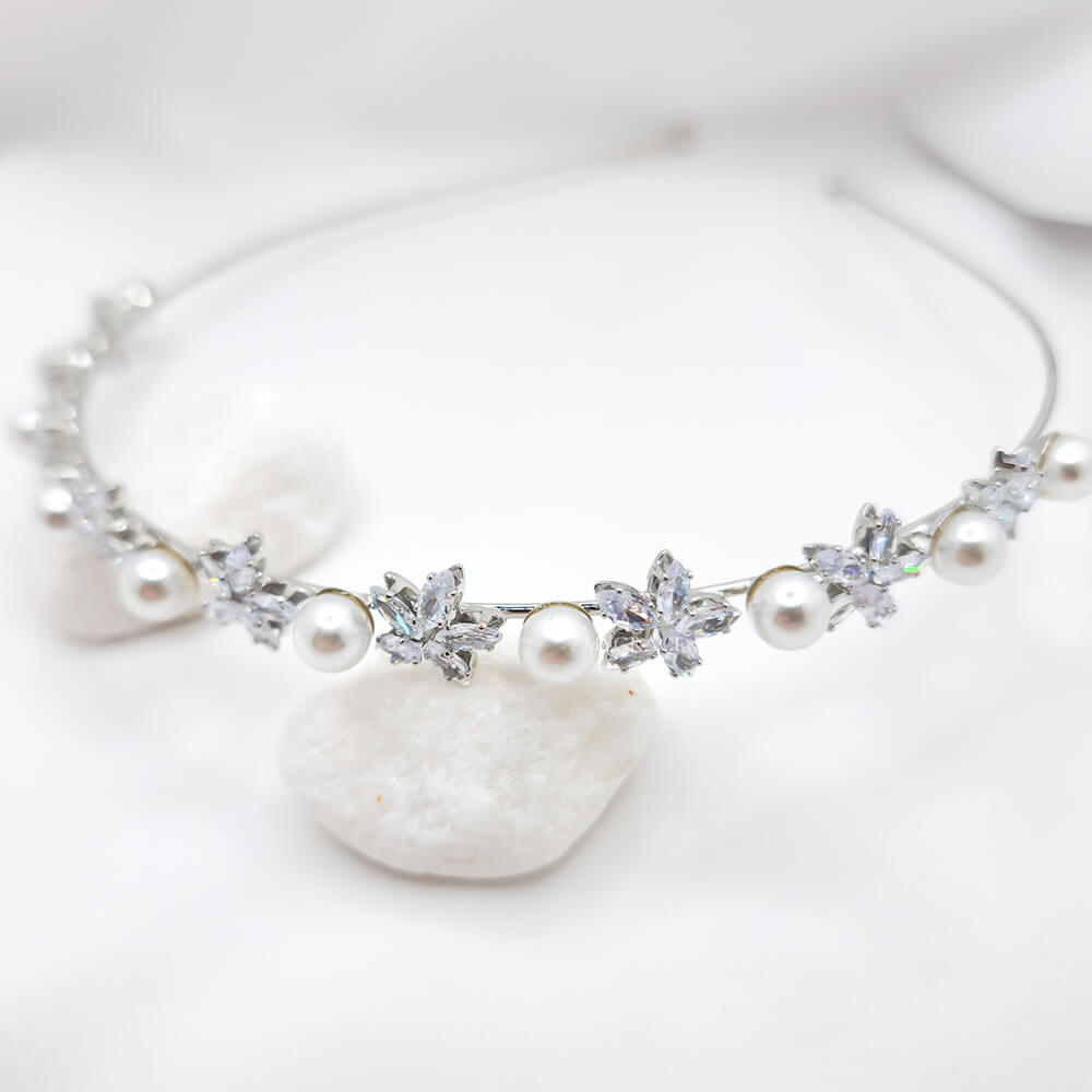 Brauthaarschmuck „Be splendid“, verziert mit Steinchen und Perlen, als Krönchen/Diadem, Blumenmuster