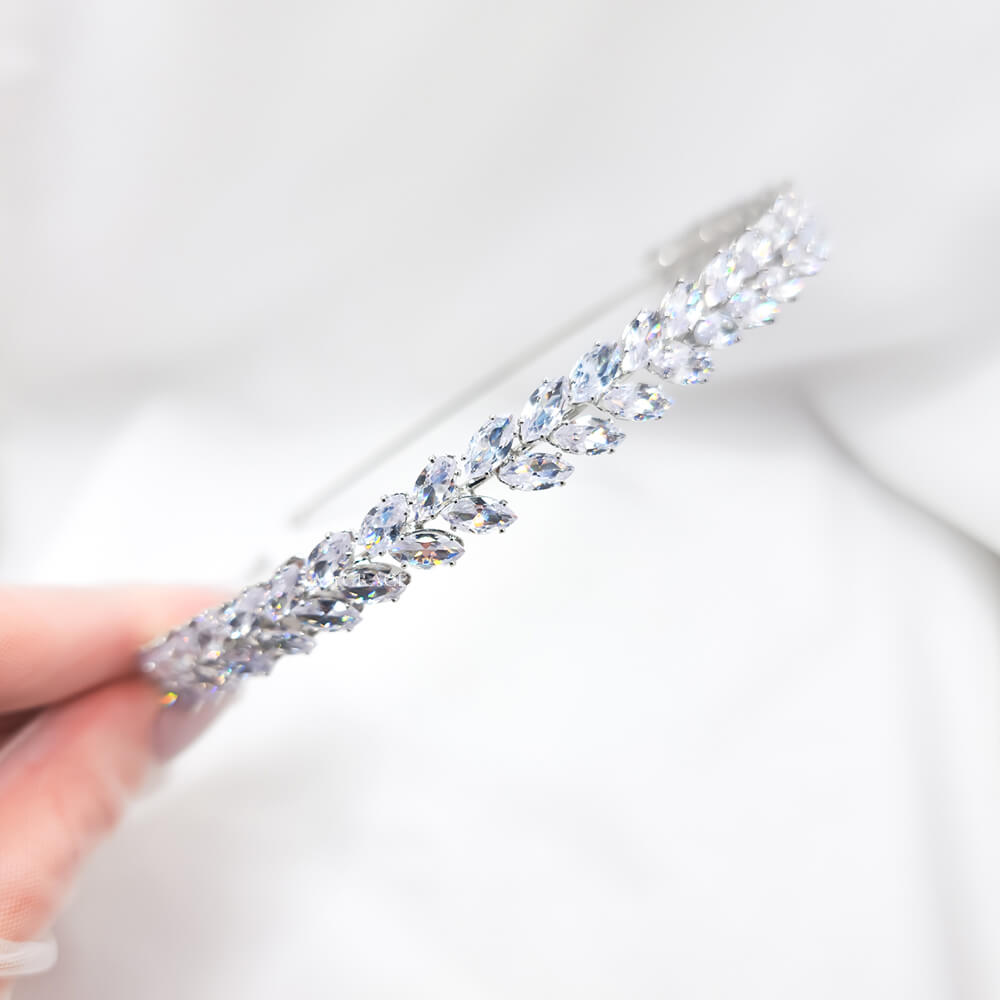 Brauthaarschmuck „Be exquisite“, silberfarben, Stirnband/Diadem-Stil, mit Zirkonia verziert, 1,2 cm