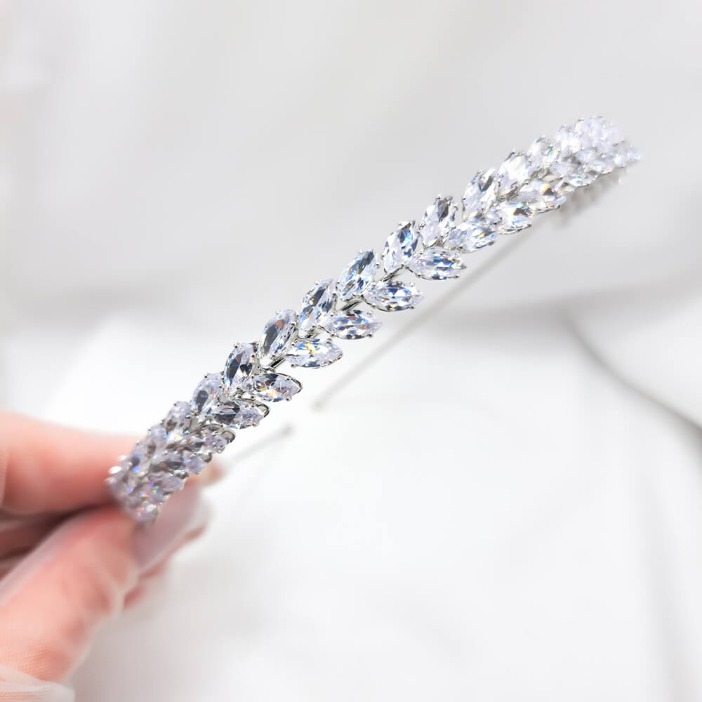 Brauthaarschmuck „Be exquisite“, silberfarben, Stirnband/Diadem-Stil, mit Zirkonia verziert, 1,2 cm