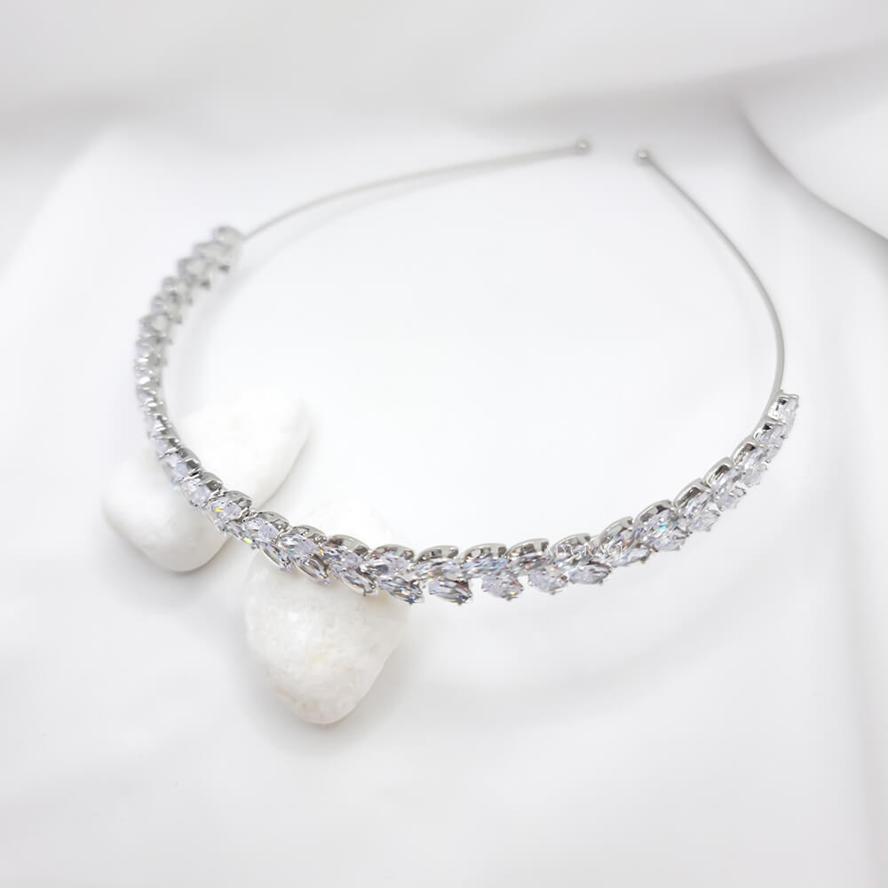 Brauthaarschmuck „Be exquisite“, silberfarben, Stirnband/Diadem-Stil, mit Zirkonia verziert, 1,2 cm