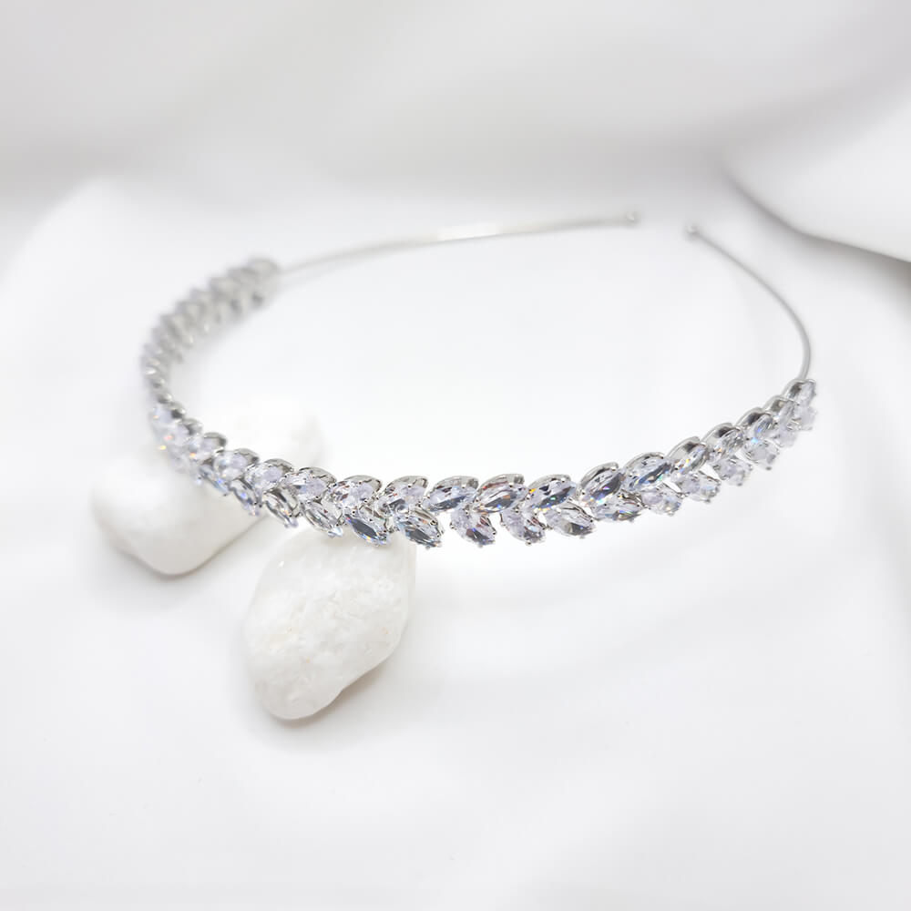 Brauthaarschmuck „Be exquisite“, silberfarben, Stirnband/Diadem-Stil, mit Zirkonia verziert, 1,2 cm