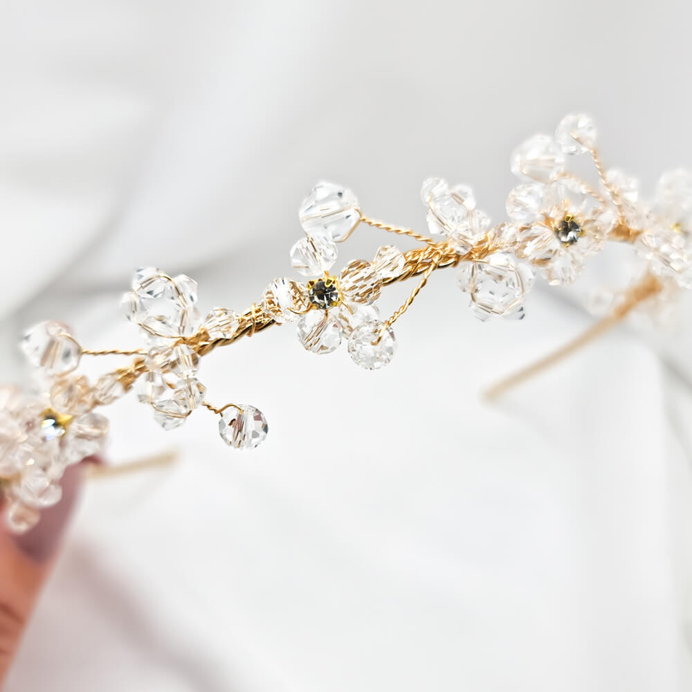 Brautschmuck Haaraccessoire „Be a Muse“, goldfarben, verziert mit transparenten Kristallen und kleinen Blüten, flexibles Diadem/Kopfband (formbar)