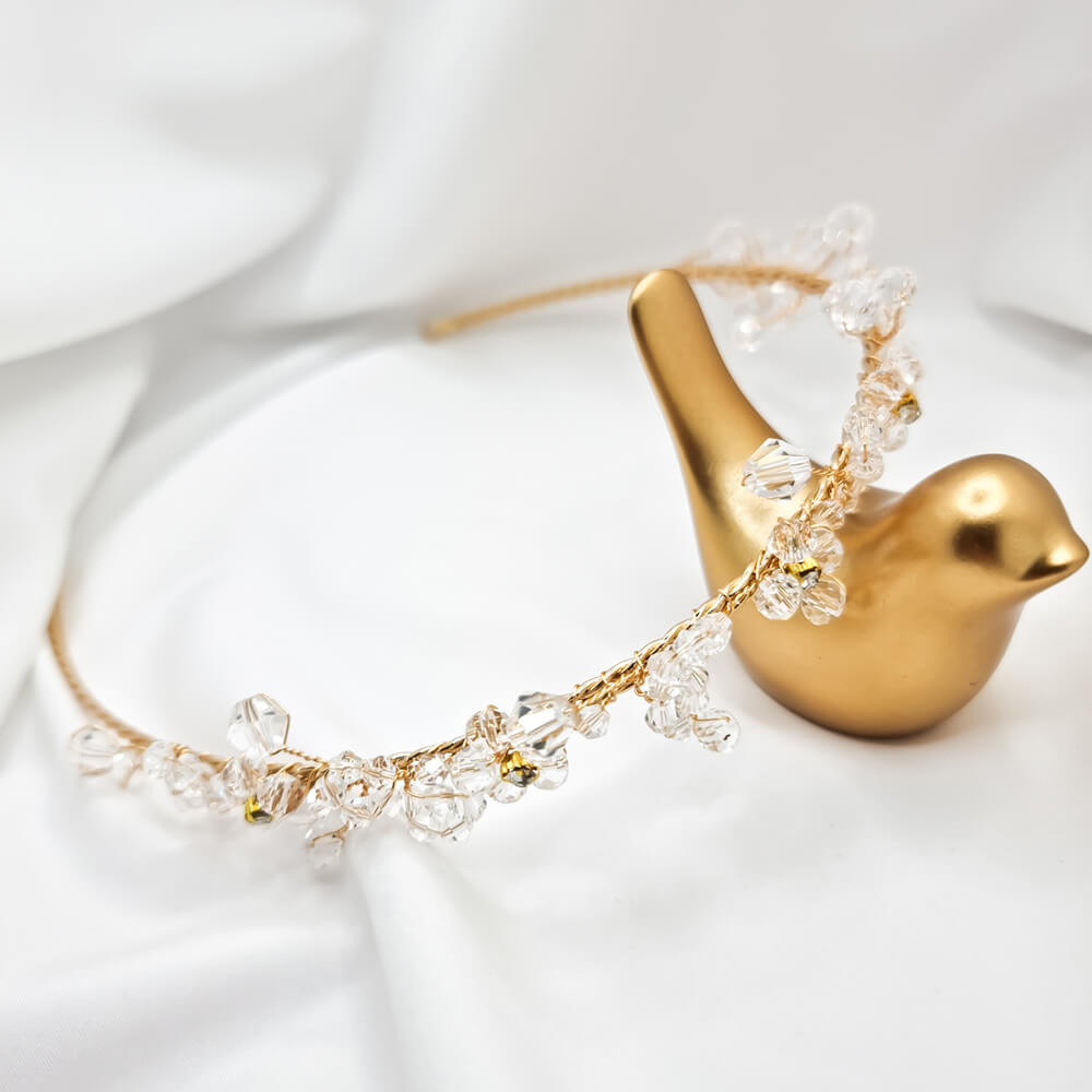 Brautschmuck Haaraccessoire „Be a Muse“, goldfarben, verziert mit transparenten Kristallen und kleinen Blüten, flexibles Diadem/Kopfband (formbar)