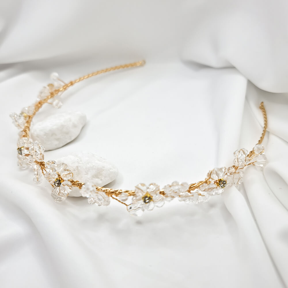 Brautschmuck Haaraccessoire „Be a Muse“, goldfarben, verziert mit transparenten Kristallen und kleinen Blüten, flexibles Diadem/Kopfband (formbar)