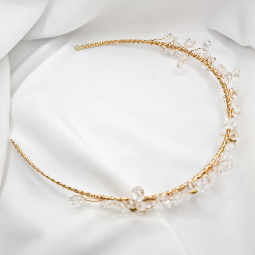 Brautschmuck Haaraccessoire „Be a Muse“, goldfarben, verziert mit transparenten Kristallen und kleinen Blüten, flexibles Diadem/Kopfband (formbar)