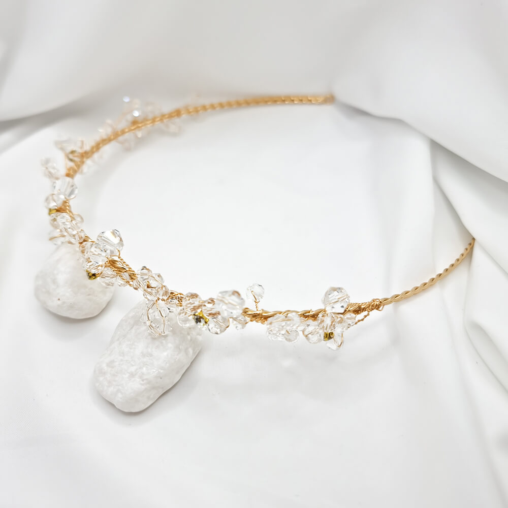 Brautschmuck Haaraccessoire „Be a Muse“, goldfarben, verziert mit transparenten Kristallen und kleinen Blüten, flexibles Diadem/Kopfband (formbar)