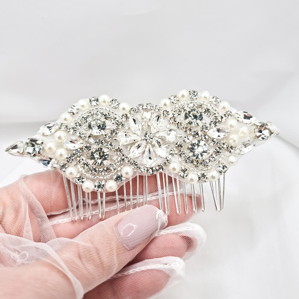 Haarschmuck Braut „Be sublime“, weiß/silber, Haarkamm, verziert mit Perlen und Steinchen