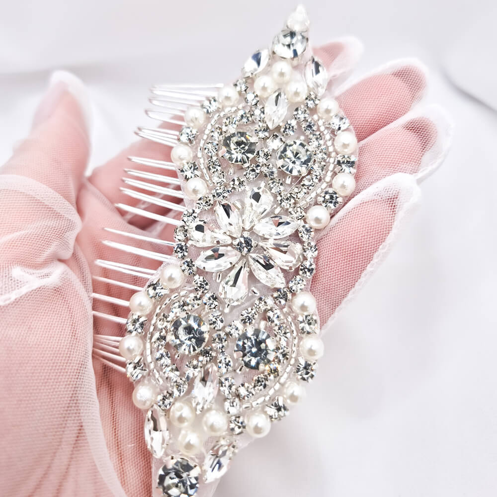 Haarschmuck Braut „Be sublime“, weiß/silber, Haarkamm, verziert mit Perlen und Steinchen