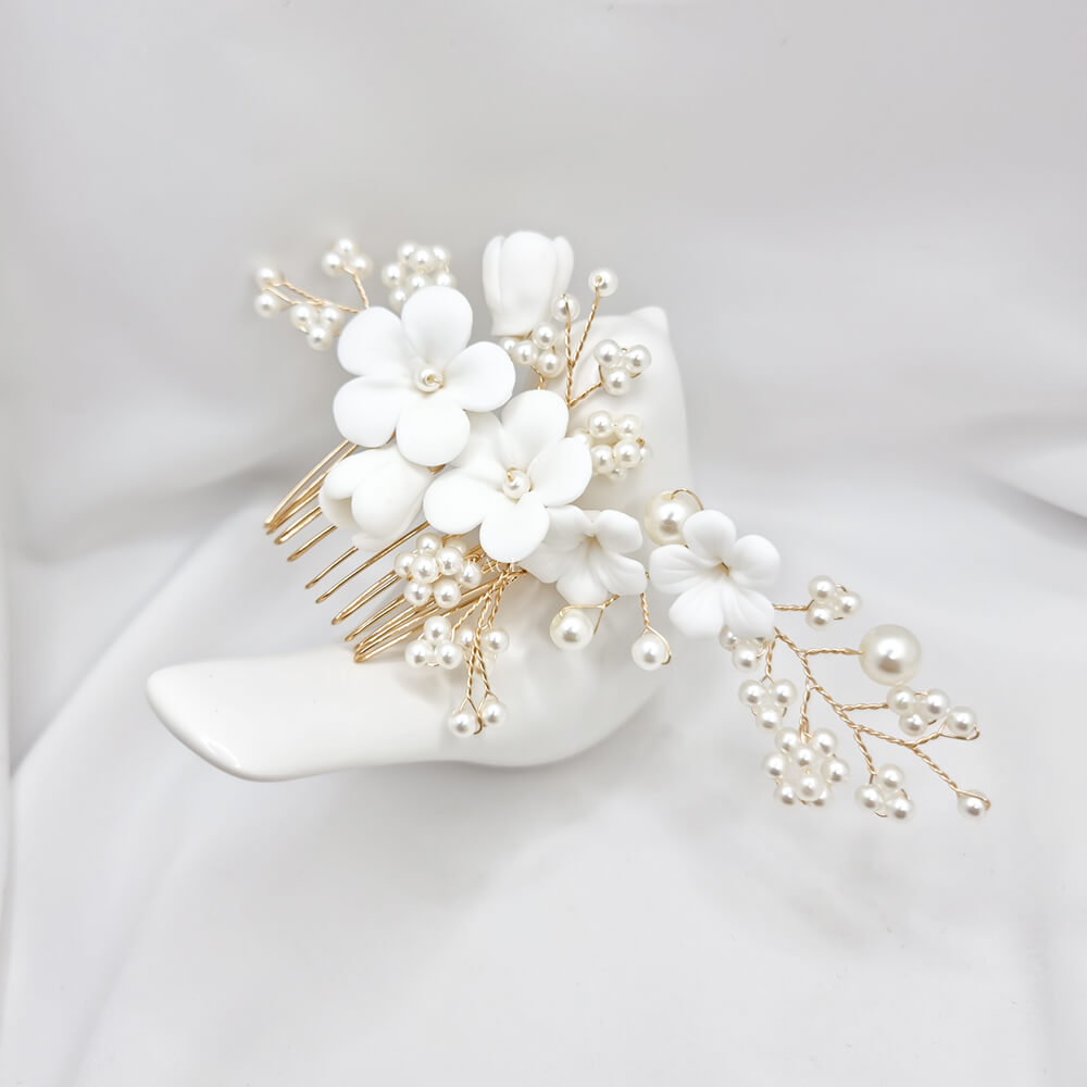 Haaraccessoire für die Braut „Be suave“, weiß/elfenbein, Kamm, verziert mit Polymer-Tonblüten und kleinen Perlen, 12 cm