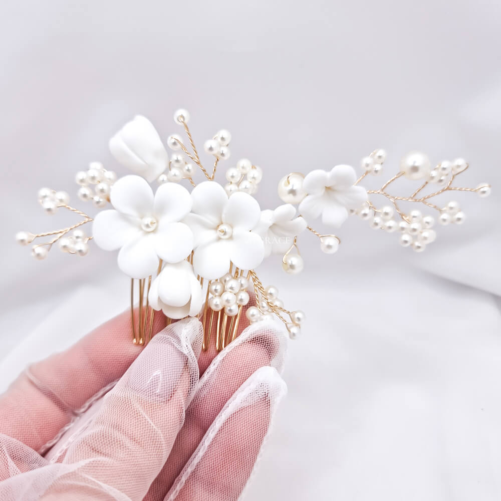 Haaraccessoire für die Braut „Be suave“, weiß/elfenbein, Kamm, verziert mit Polymer-Tonblüten und kleinen Perlen, 12 cm