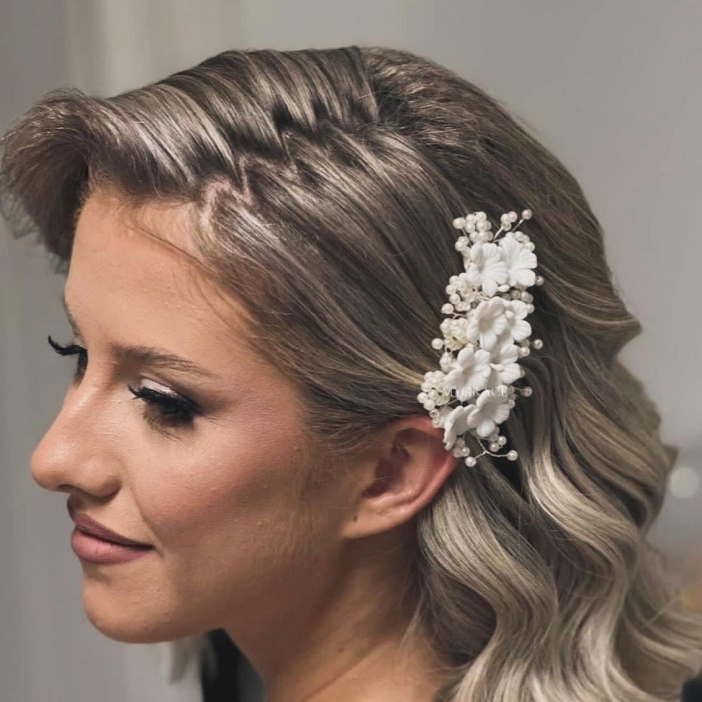 Brauthaarschmuck „Be suave“, weiß, als Haarkamm, verziert mit Polymer Clay Blümchen und kleinen Perlen