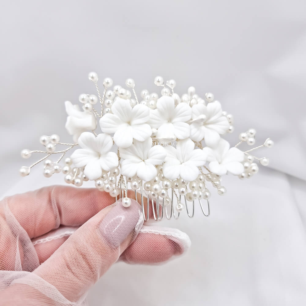 Brauthaarschmuck „Be suave“, weiß, als Haarkamm, verziert mit Polymer Clay Blümchen und kleinen Perlen