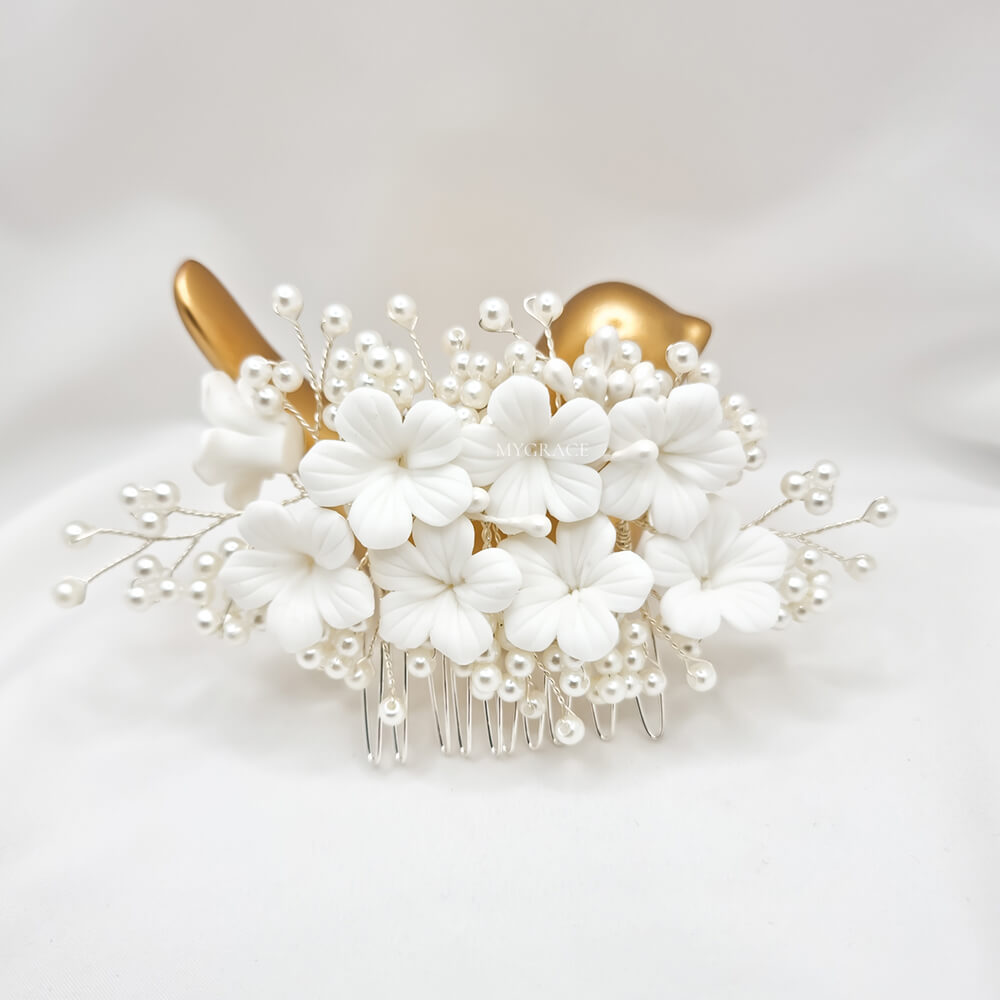 Brauthaarschmuck „Be suave“, weiß, als Haarkamm, verziert mit Polymer Clay Blümchen und kleinen Perlen