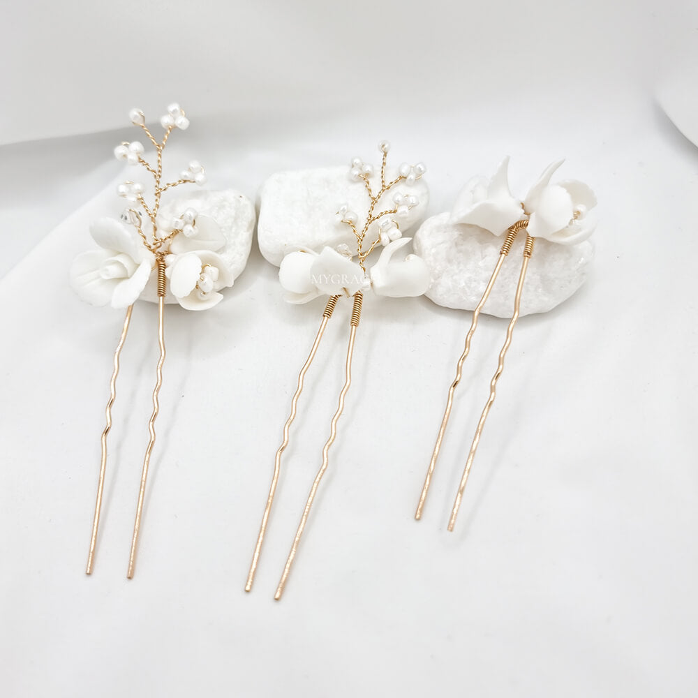 Brauthaarschmuck „Be suave“, weiß, Haarnadel (Pin)-Art, verziert mit Polymer Clay-Blüten und kleinen Perlen (3er-Set)