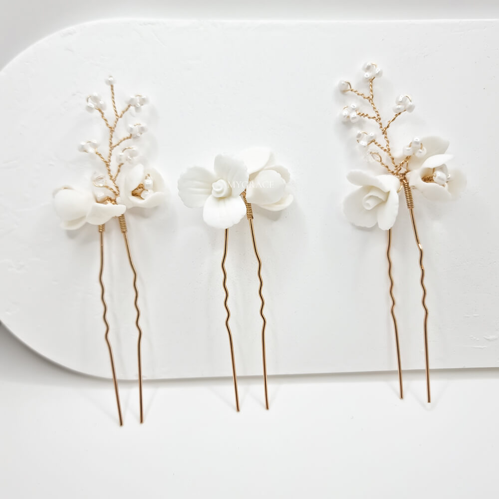 Brauthaarschmuck „Be suave“, weiß, Haarnadel (Pin)-Art, verziert mit Polymer Clay-Blüten und kleinen Perlen (3er-Set)