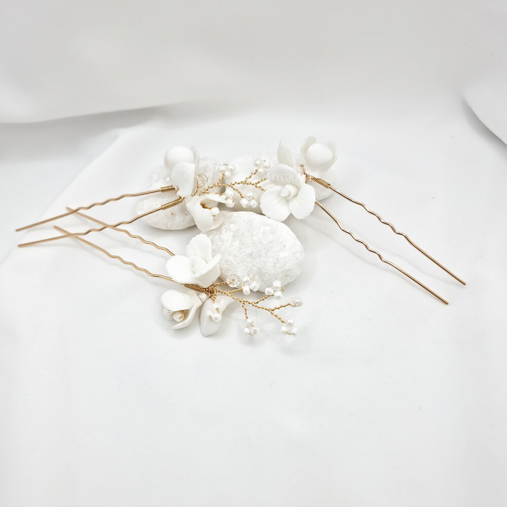 Brauthaarschmuck „Be suave“, weiß, Haarnadel (Pin)-Art, verziert mit Polymer Clay-Blüten und kleinen Perlen (3er-Set)
