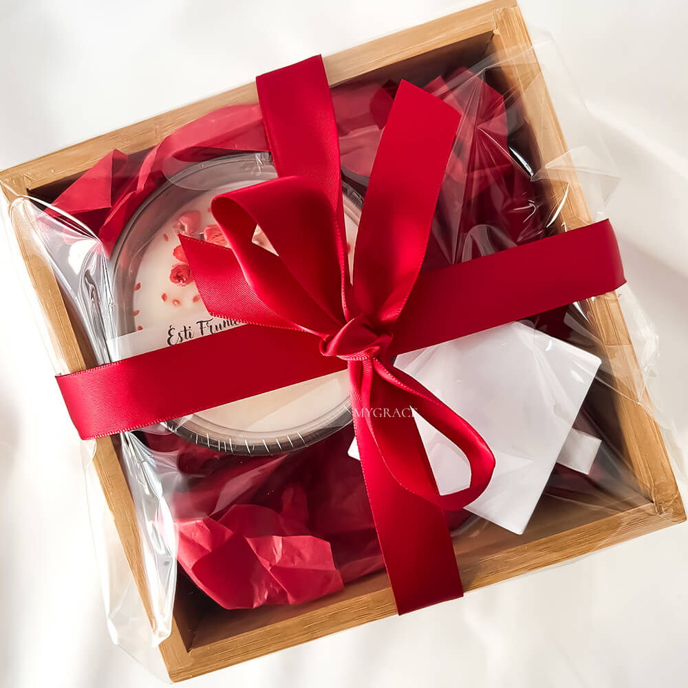 Geschenkset „Du bist schön“ (1 Paar Ohrringe aus 925er Sterlingsilber mit Zuchtperlen, 1 Sojawachskerze im Glasgefäß – rote Blümchen-Dekoration)