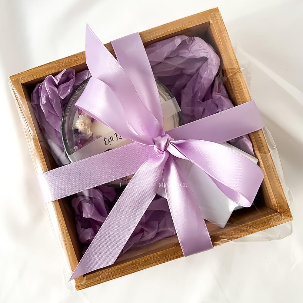 Geschenkset „Du bist wunderschön“ (1 Paar Ohrringe aus 925er Sterlingsilber mit Zuchtperlen, 1 Sojawachskerze im Glasgefäß – lila Blümchen-Dekor)
