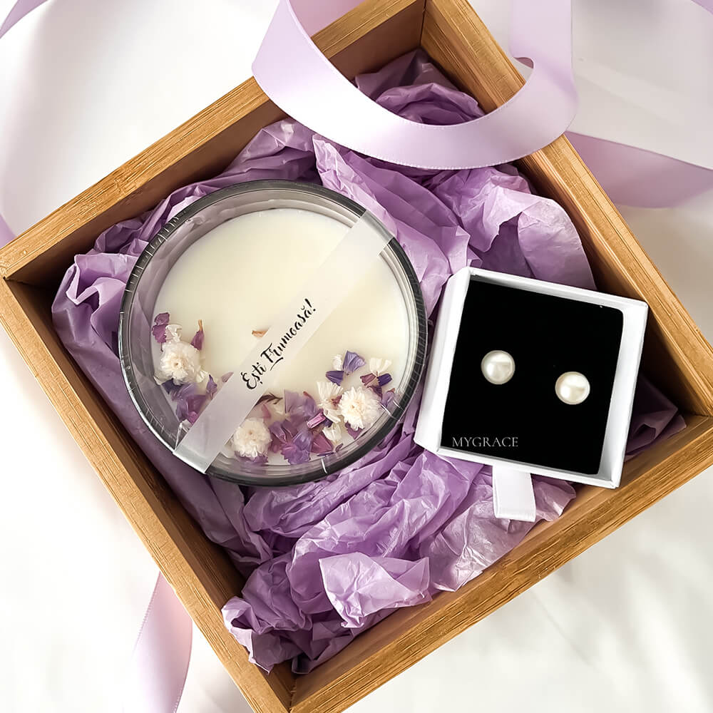 Geschenkset „Du bist wunderschön“ (1 Paar Ohrringe aus 925er Sterlingsilber mit Zuchtperlen, 1 Sojawachskerze im Glasgefäß – lila Blümchen-Dekor)