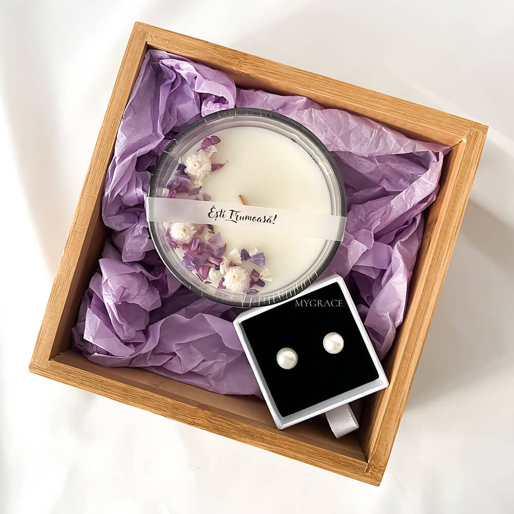 Geschenkset „Du bist wunderschön“ (1 Paar Ohrringe aus 925er Sterlingsilber mit Zuchtperlen, 1 Sojawachskerze im Glasgefäß – lila Blümchen-Dekor)