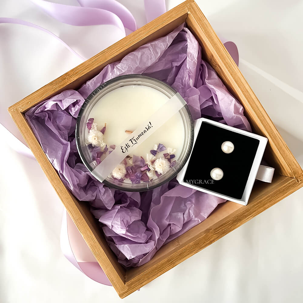 Geschenkset „Du bist wunderschön“ (1 Paar Ohrringe aus 925er Sterlingsilber mit Zuchtperlen, 1 Sojawachskerze im Glasgefäß – lila Blümchen-Dekor)
