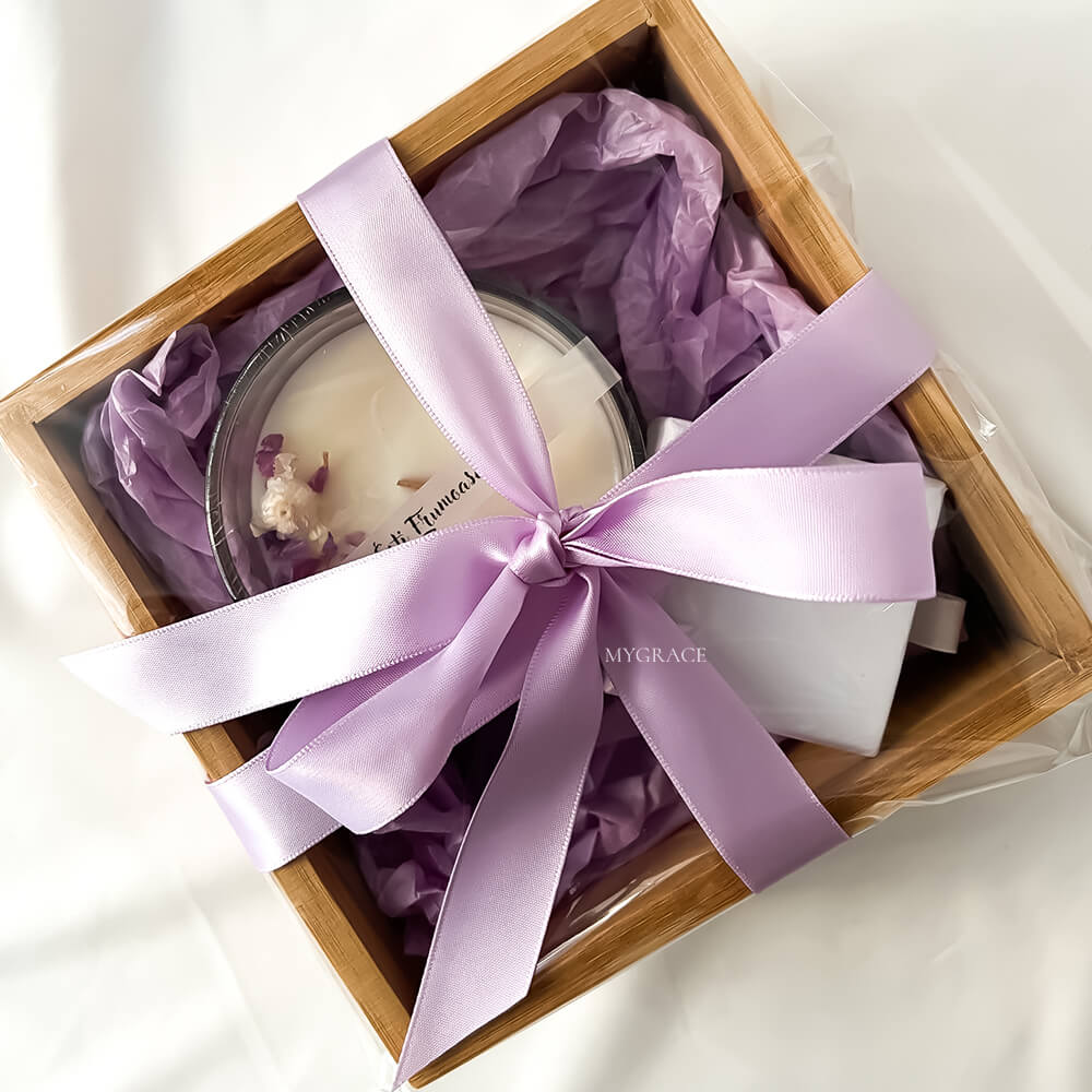Geschenkset „Du bist wunderschön“ (1 Paar Ohrringe aus 925er Sterlingsilber mit Zuchtperlen, 1 Sojawachskerze im Glasgefäß – lila Blümchen-Dekor)
