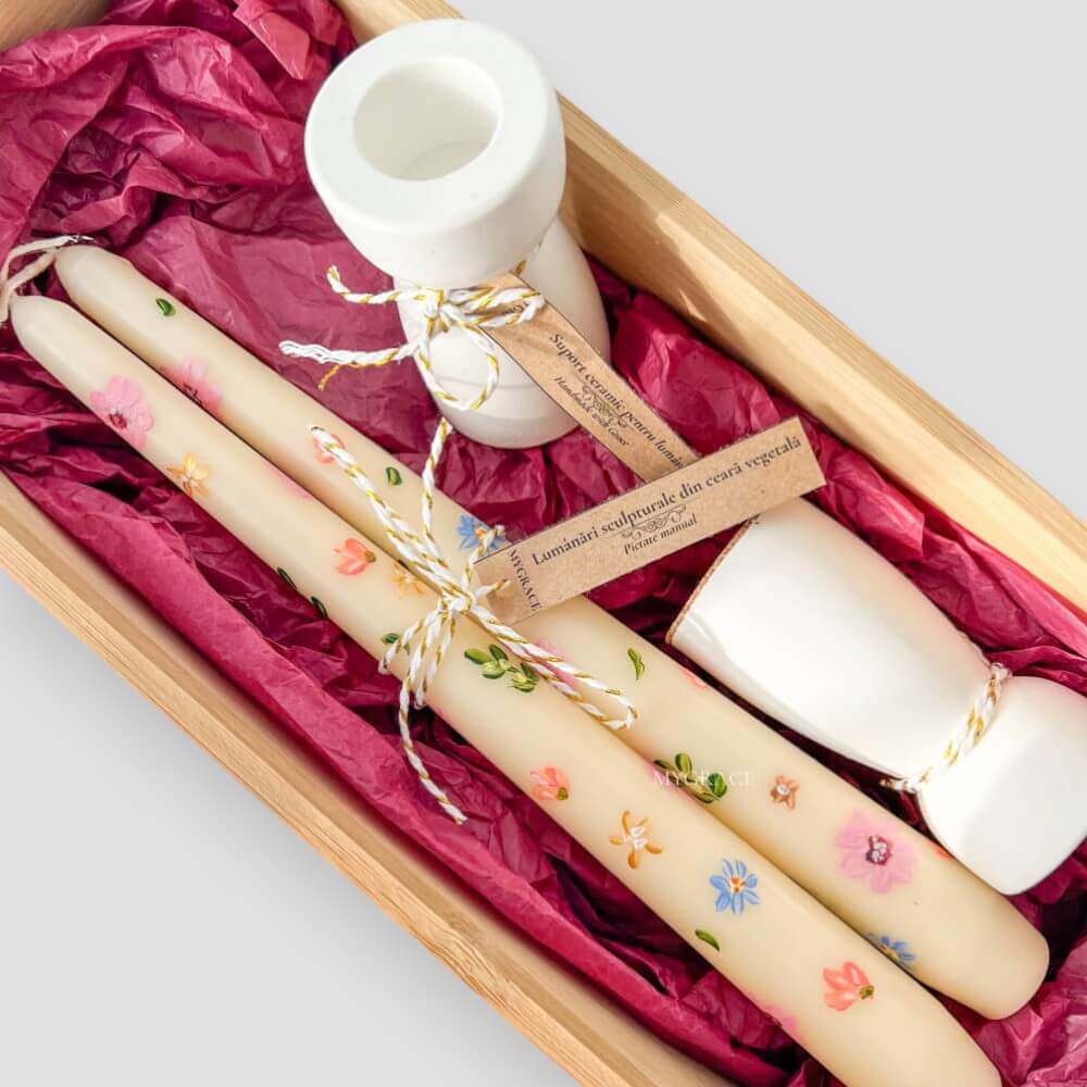Geschenkset „Reverie“ – Set konischer Kerzen für Kerzenständer, handbemalt, Blumenmuster (2 St.) und Kerzenhalter aus Keramik (2 St.)