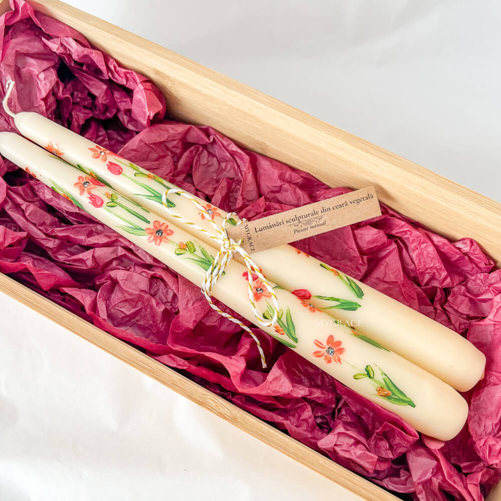 Geschenkset „Reverie“ – Set konischer Kerzen für Kerzenständer, handbemalt, Blumenmuster (2 St.) und Kerzenhalter aus Keramik (2 St.)