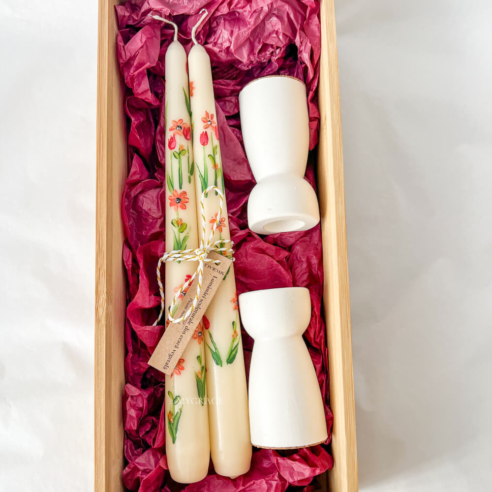 Geschenkset „Reverie“ – Set konischer Kerzen für Kerzenständer, handbemalt, Blumenmuster (2 St.) und Kerzenhalter aus Keramik (2 St.)
