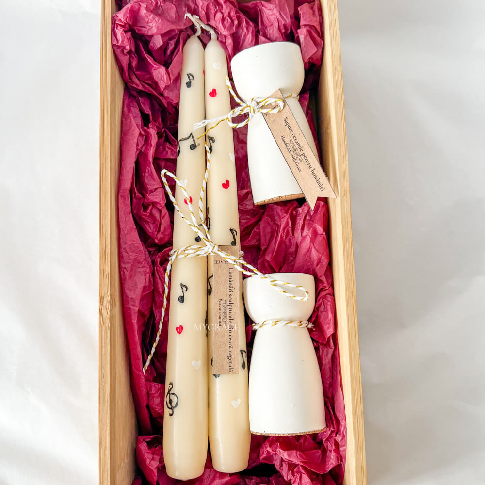 Geschenkset „Reverie“ – handbemalte Spitzkerzen für Kerzenständer, Notenmuster (2 Stk.) und Kerzenhalter aus Keramik (2 Stk.)