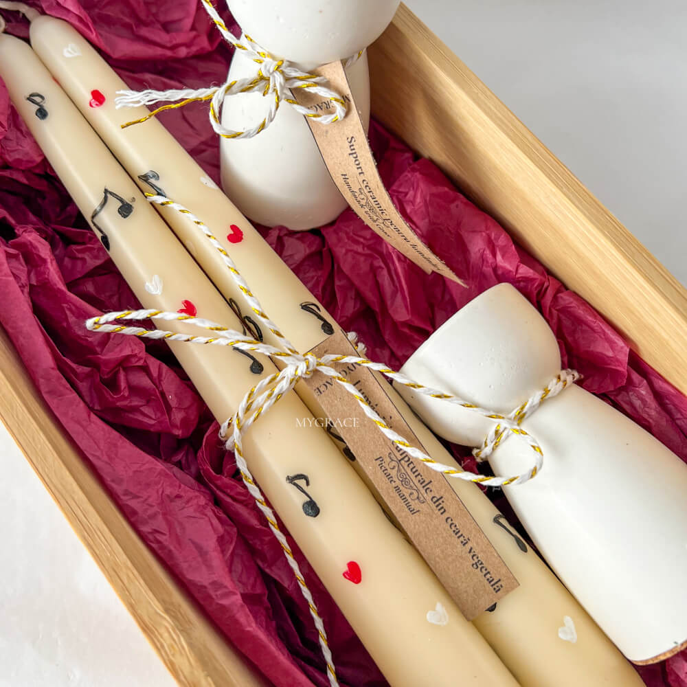 Geschenkset „Reverie“ – handbemalte Spitzkerzen für Kerzenständer, Notenmuster (2 Stk.) und Kerzenhalter aus Keramik (2 Stk.)