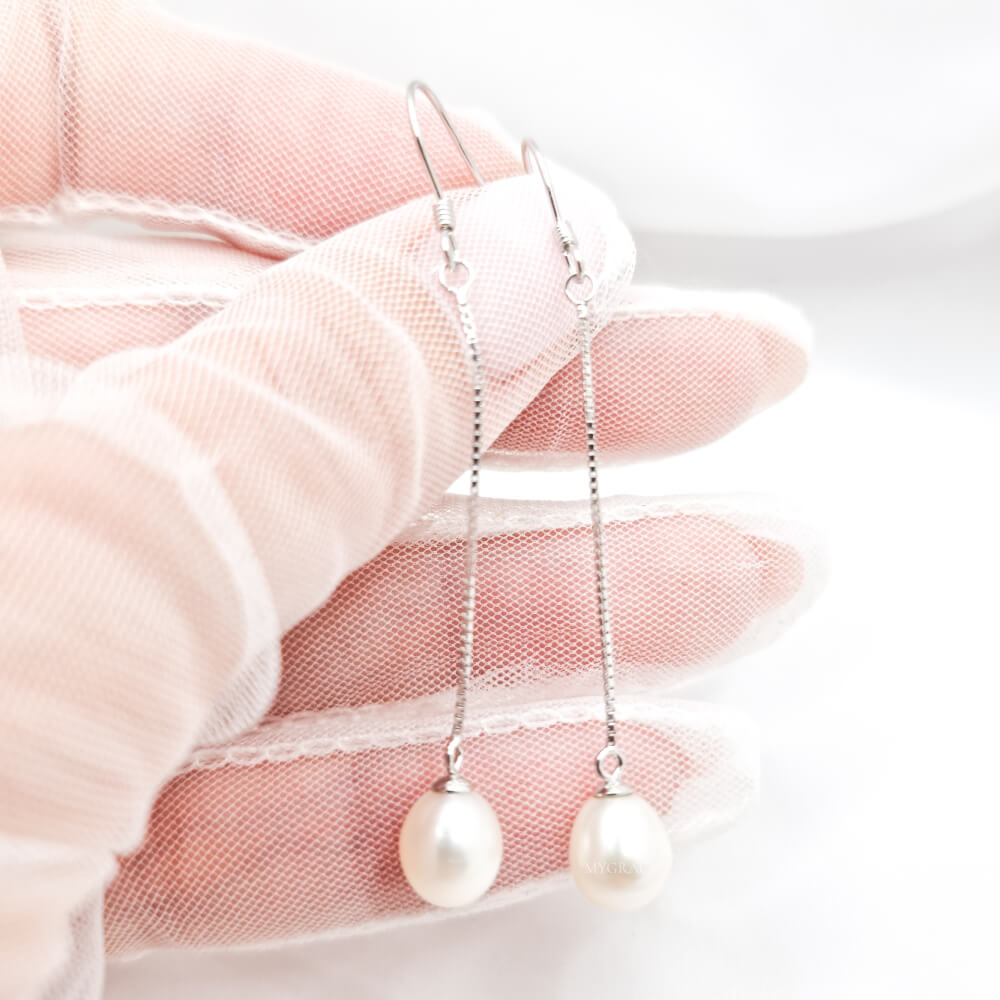 Silberohrringe "Be pure", weiß, 925er Silber und Naturperlen 8 mm, lang, Tropfenform, Braut, MYGRACE