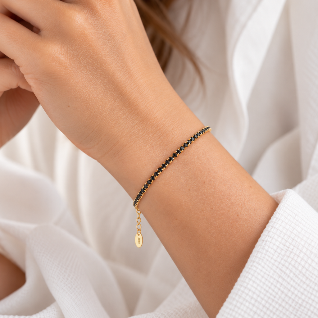 Brățară tennis neagră, din argint placat cu aur, prim-plan.