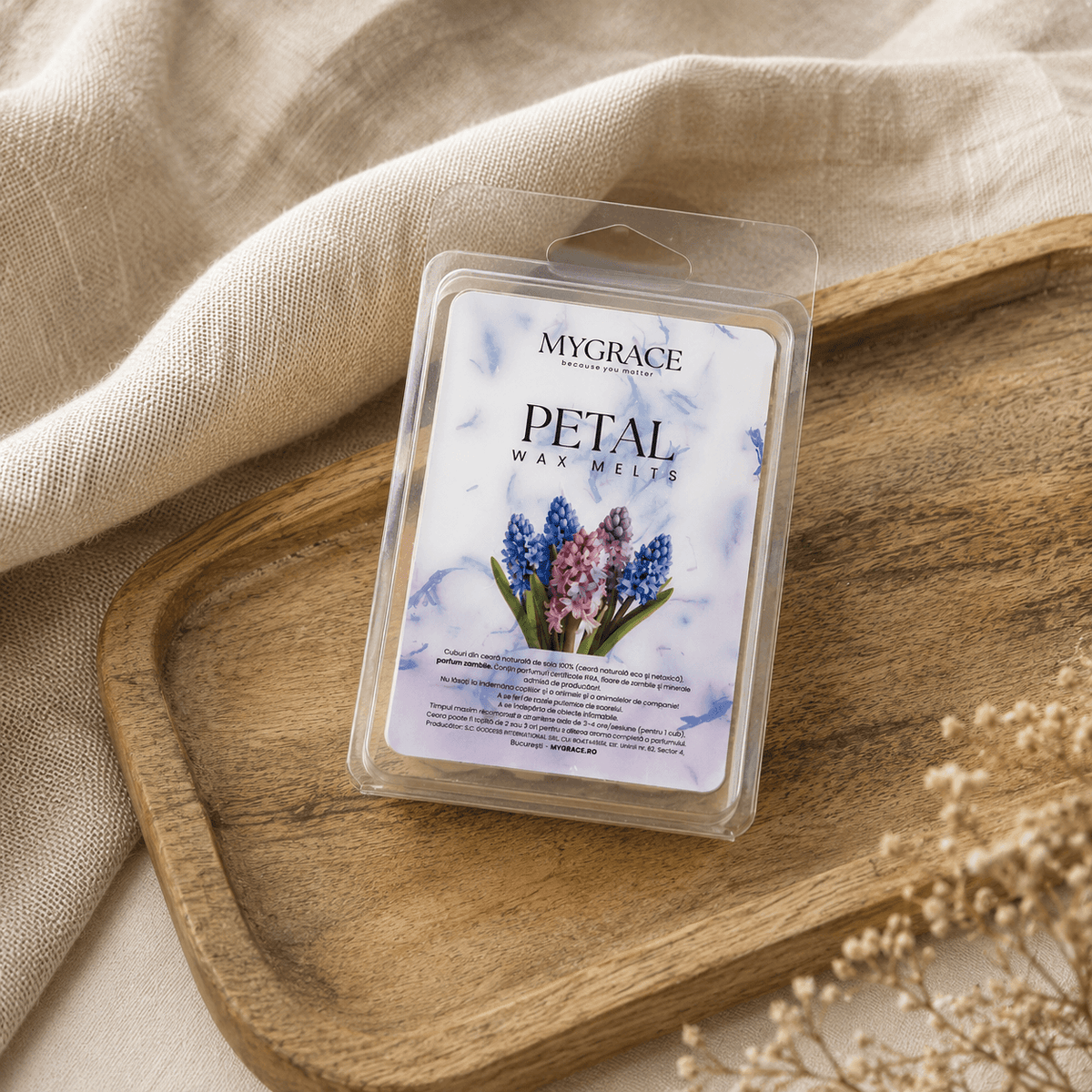 Cuburi de topit din ceară naturală de soia MYGRACE cu parfum de zambilă, în ambalaj tip clamshell, fotografiate pe o tăviță rustică din lemn, cu pânză de in și zambile.