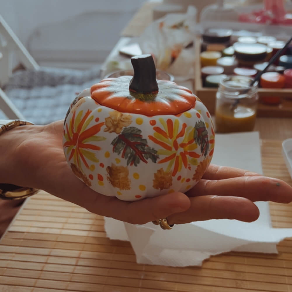 Dovleac decorativ din praf ceramic, pictat manual în cadrul atelierului creativ MYGRACE, cu detalii colorate și finisaje inspirate de toamnă.
