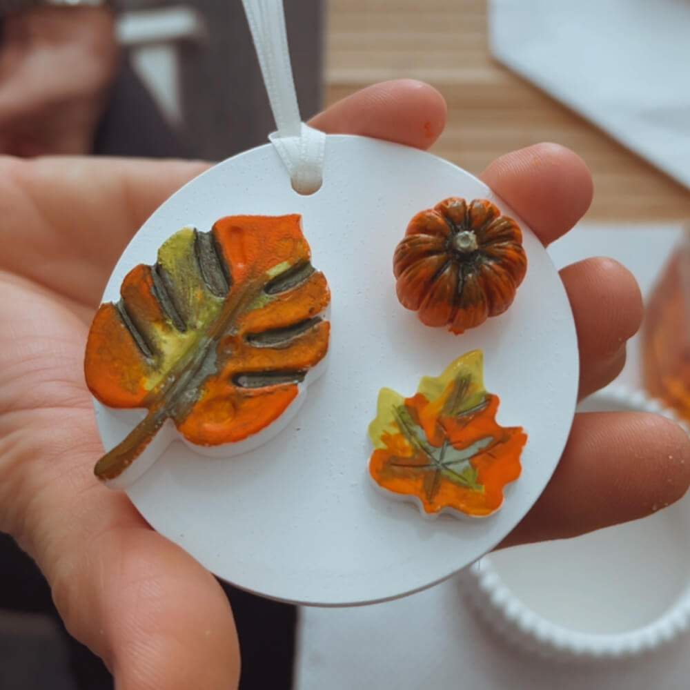 Odorizant ceramic pentru dulap, pictat manual în cadrul atelierului creativ MYGRACE, decorat cu dovlecei și frunze de toamnă, personalizat cu parfumul ales.
